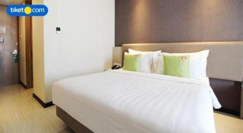 Hotel Dafam Pacific Caesar Surabaya Exterior foto
