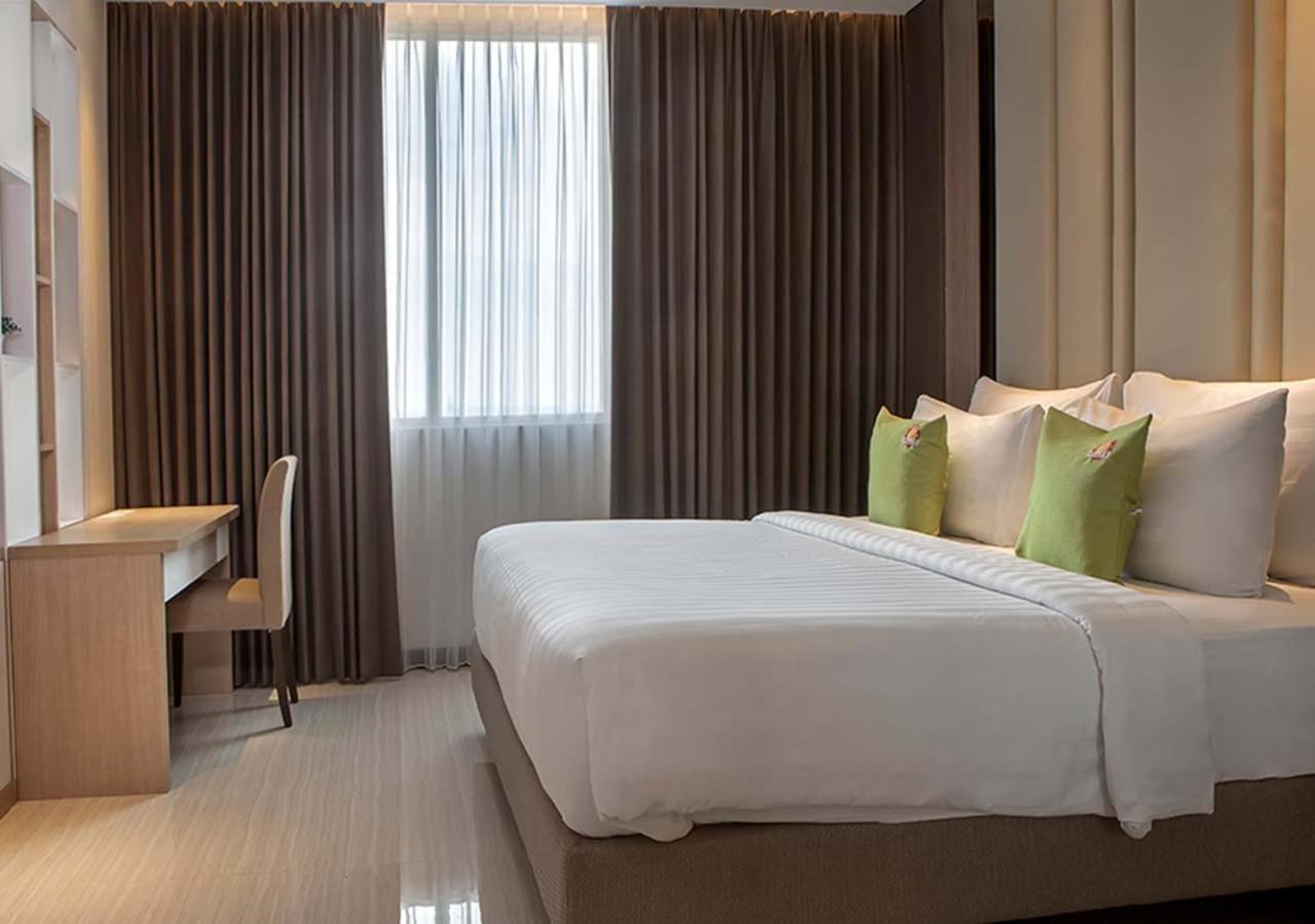 Hotel Dafam Pacific Caesar Surabaya Exterior foto